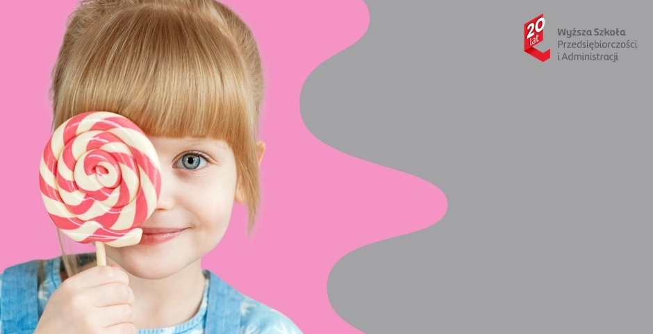 Ilustracja do projektu WySPA młodych odkrywców. Mała dziewczynka, popiersie, trzyma spiralnie zakręconego lizaka w kolorze biało czerwonym. Logo 20 Lat WSPA po prawej stronie na górze.