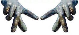 Logo projektu Be included. Dwie kamienne dłonie stykające się palcami wskazującymi.