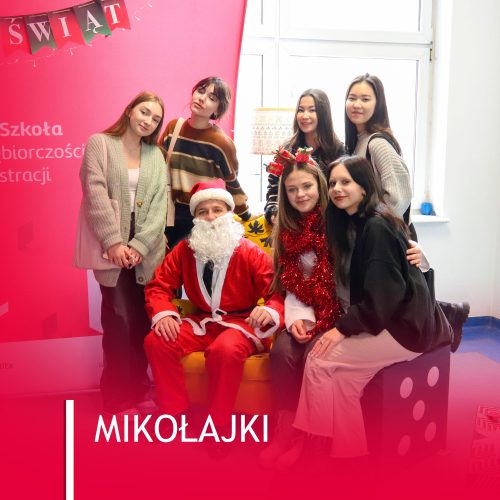Zdjęcie studentów z Mikołajem