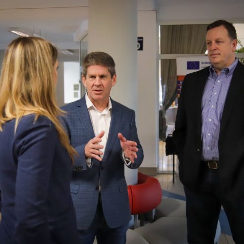 Rozmowa trzech osób w holu uczelni, wśród nich Brian Gannon – prezes Fundacji Ukraine America Initiative Corey Stapleton – amerykański polityk ze stanu Montana