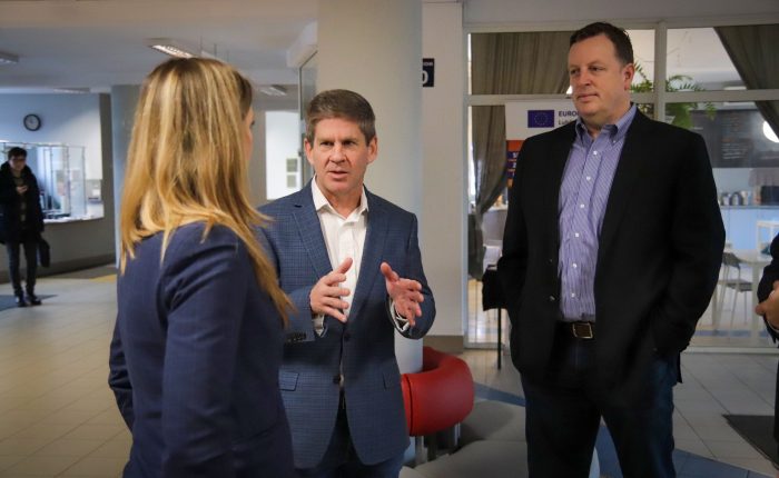 Rozmowa trzech osób w holu uczelni, wśród nich Brian Gannon – prezes Fundacji Ukraine America Initiative Corey Stapleton – amerykański polityk ze stanu Montana