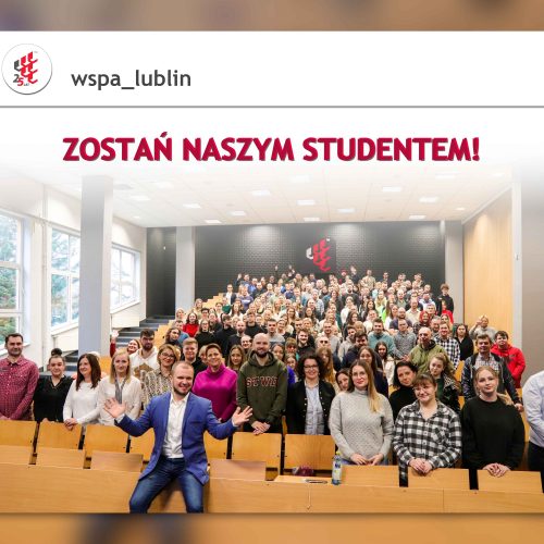 Zdjęcie grupowe - studenci i wykładowcy na auli - z podpisem "zostań naszym studentem"
