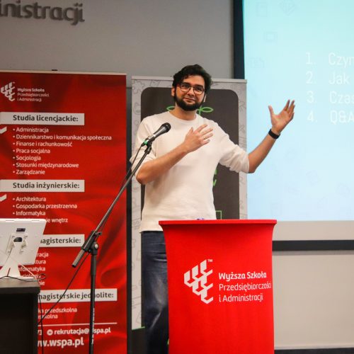 Patryk Gałach przed mikrofonem - prelegent konferencji "Kreatywne laboratoria przyszłości"