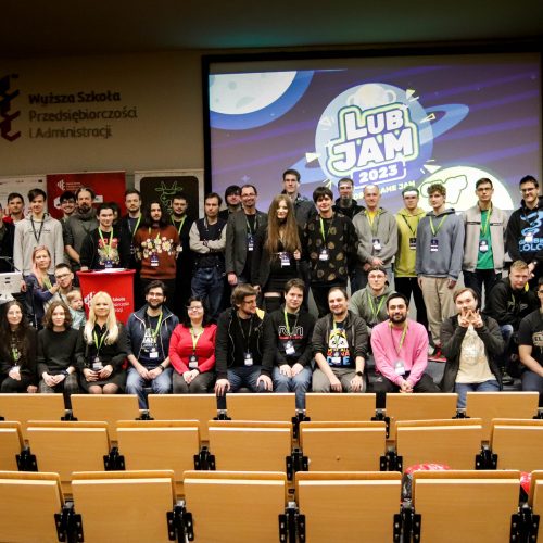 Grupowe zdjęcie w auli WSPA - uczestnicy LubJAM 2023