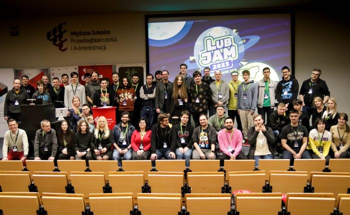 Grupowe zdjęcie w auli WSPA - uczestnicy LubJAM 2023