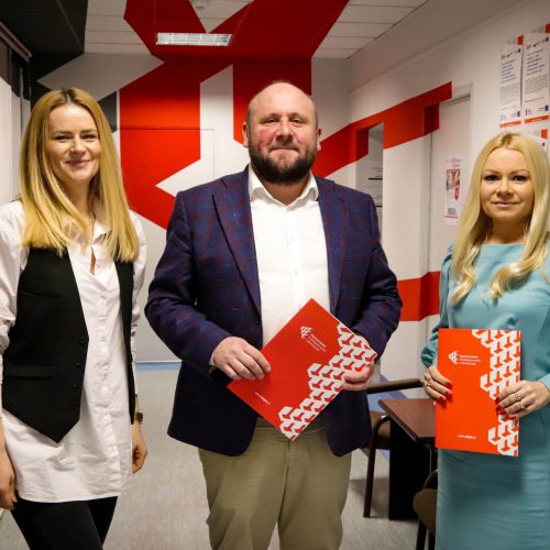 zdjęcie przedstawiające osoby, które brały udział przy podpisywaniu umowy