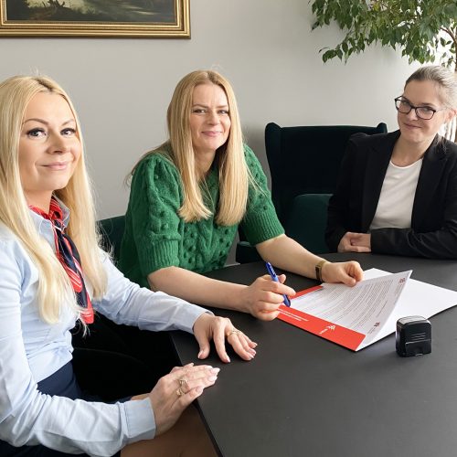 Podczas podpisywania umowy - Support Specialist Paulina Dudek, Prorektor ds. ogólnych dr Małgorzata Michalska-Nakonieczna oraz Dziekan kierunku Informatyka dr inż. Michalina Gryniewicz-Jaworska