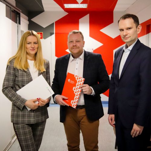 zdjęcie z okazji wznowienia umowy partnerskiej - DR MAŁGORZATA MICHALSKA-NAKONIECZNA Prorektor ds. ogólnych, Przedstawiciel firmy Symfonia i MGR ANDRZEJ BOROWSKI Dziekan kierunku Finanse i rachunkowość