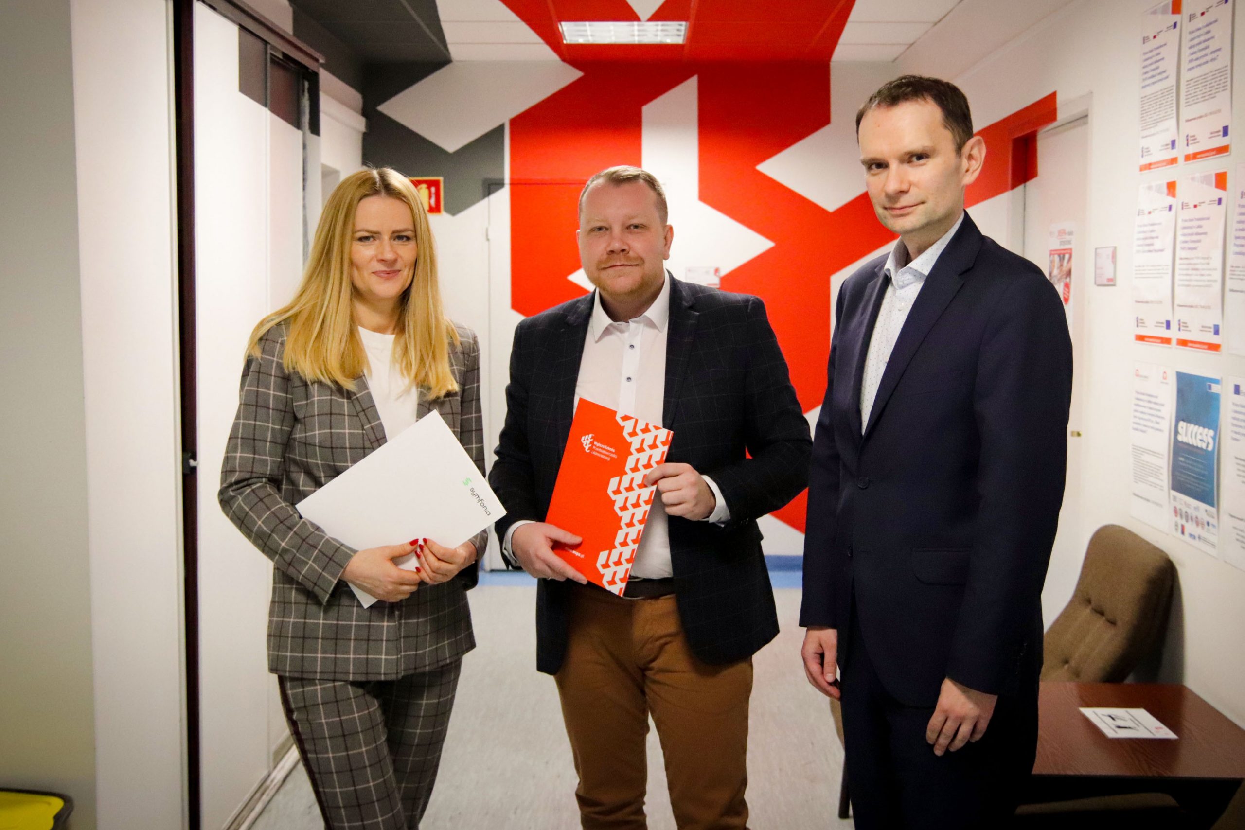 zdjęcie z okazji wznowienia umowy partnerskiej - DR MAŁGORZATA MICHALSKA-NAKONIECZNA Prorektor ds. ogólnych, Przedstawiciel firmy Symfonia i MGR ANDRZEJ BOROWSKI Dziekan kierunku Finanse i rachunkowość