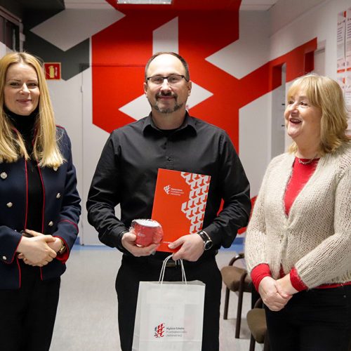 Na zdjęciu DR MAŁGORZATA MICHALSKA-NAKONIECZNA Prorektor ds. ogólnych, przedstawiciel firmy Opasała-architekci i DR GRAŻYNA MICHALSKA, PROF. WSPA Dziekan kierunku Architektura
