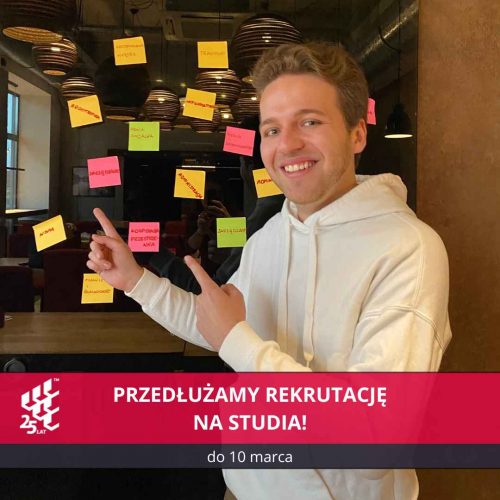 chłopak wskazujący palcem na karteczki samoprzylepne z nazwami kierunków