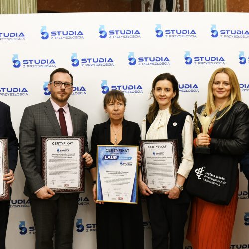 Zdjęcie grupowe - organizatorzy i laureaci WSPA z certyfikatami