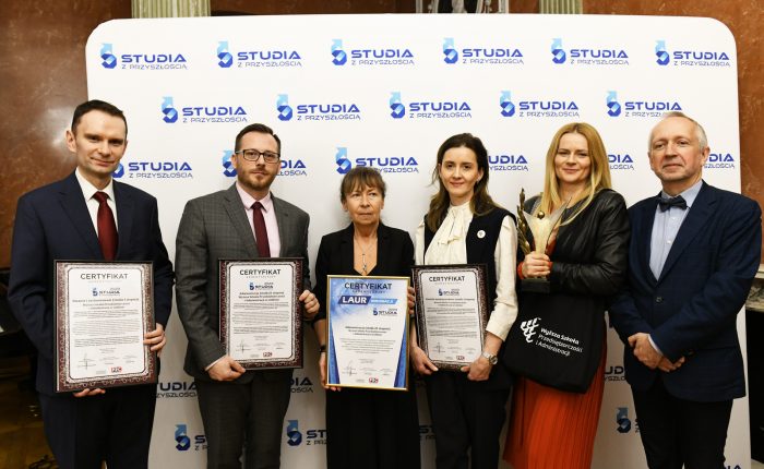 Zdjęcie grupowe - organizatorzy i laureaci WSPA z certyfikatami