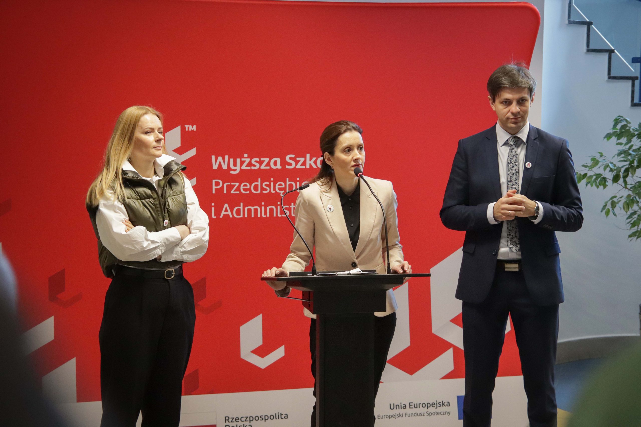 Dr Maria MAzur, Rektor WSPA, Dr Małgorzata Michalska-Nakonieczna, Prorektor ds ogólnych WSPA, mgr Jacek Lis, Kanclerz WSPA
