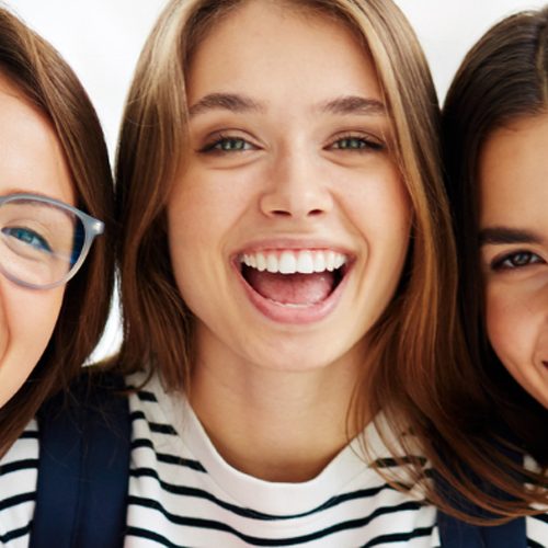 trzy radosne dziewczyny