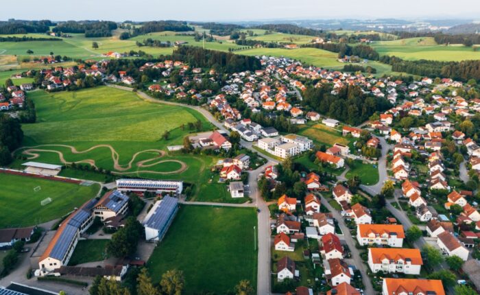 Smart city i smart village: administracja i rozwój obszarów miejskich oraz gminnych