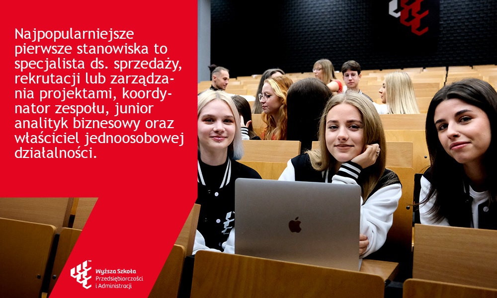 Studenci WSPiA w sali wykładowej oraz informacja o popularnych pierwszych stanowiskach po zarządzaniu, takich jak sprzedaż, rekrutacja i analiza biznesowa.