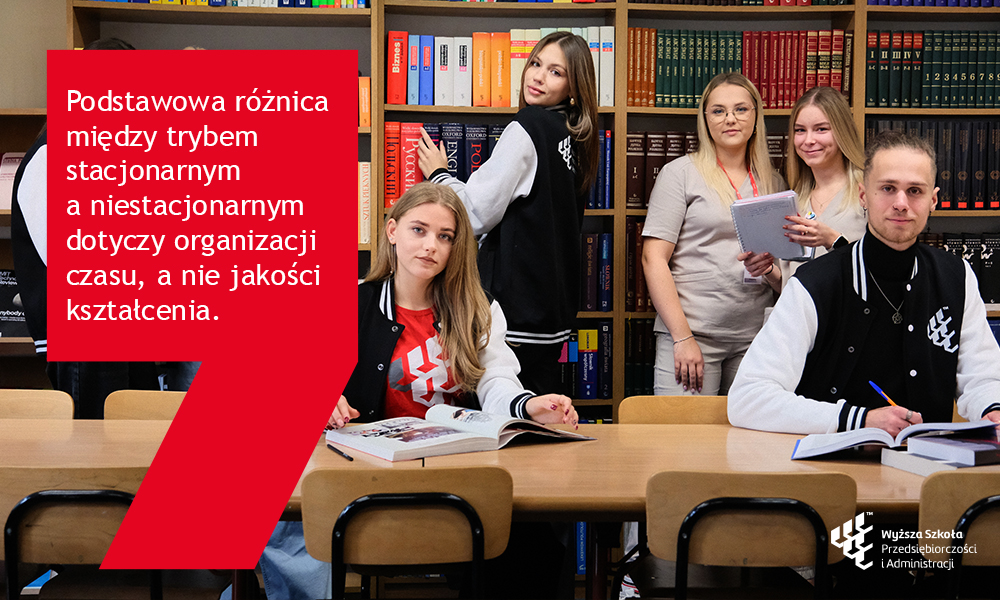 Grupa studentów WSPA w bibliotece obok informacji, że studia stacjonarne i niestacjonarne różnią się organizacją czasu, a nie jakością kształcenia.